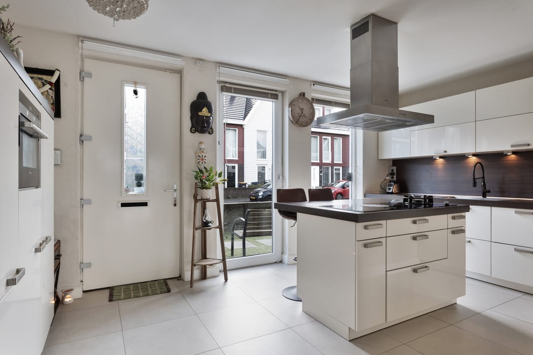 Spacious and well-maintained semi-detached house with 5 bedrooms in child-friendly neighborhood — 13