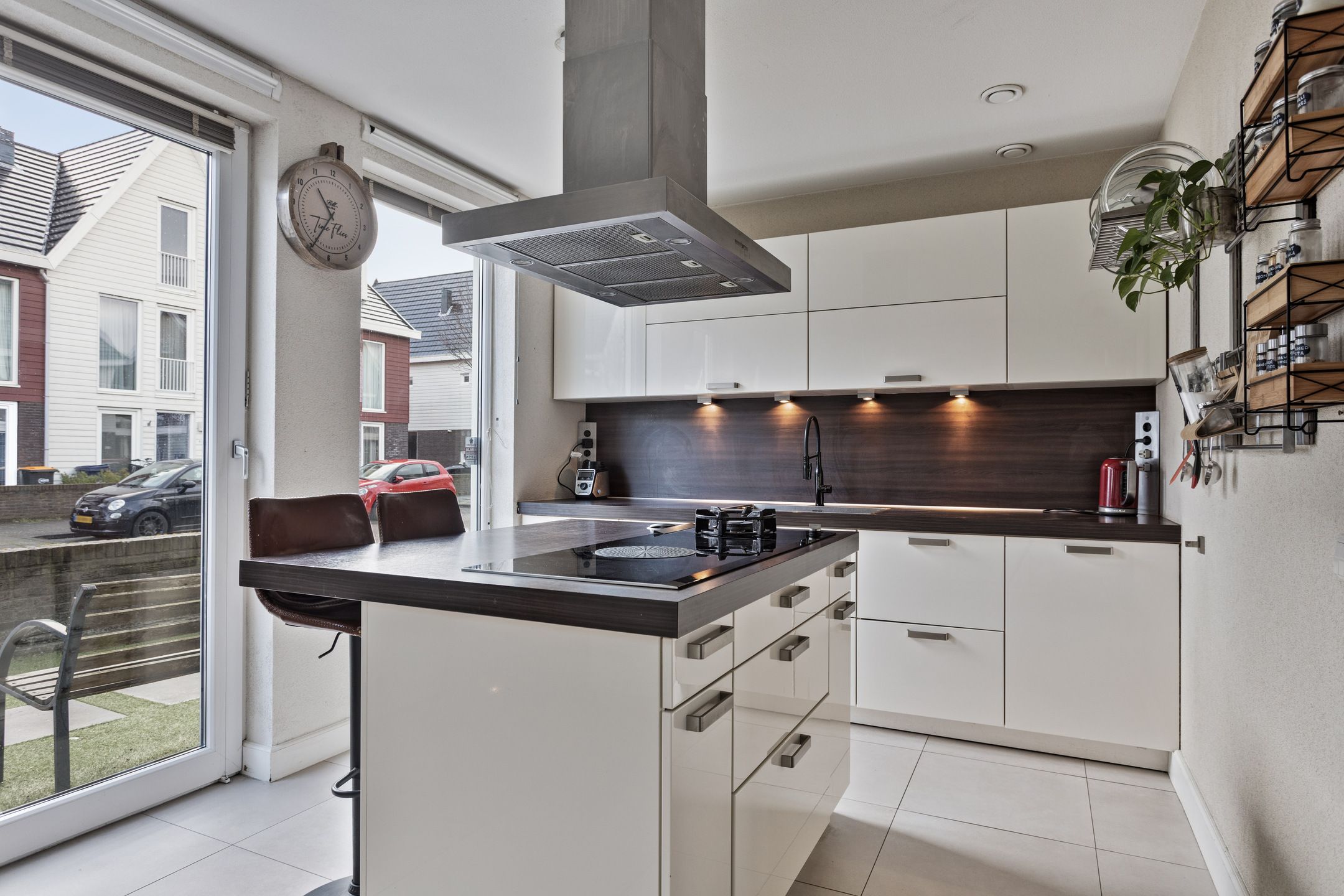 Spacious and well-maintained semi-detached house with 5 bedrooms in child-friendly neighborhood — 15