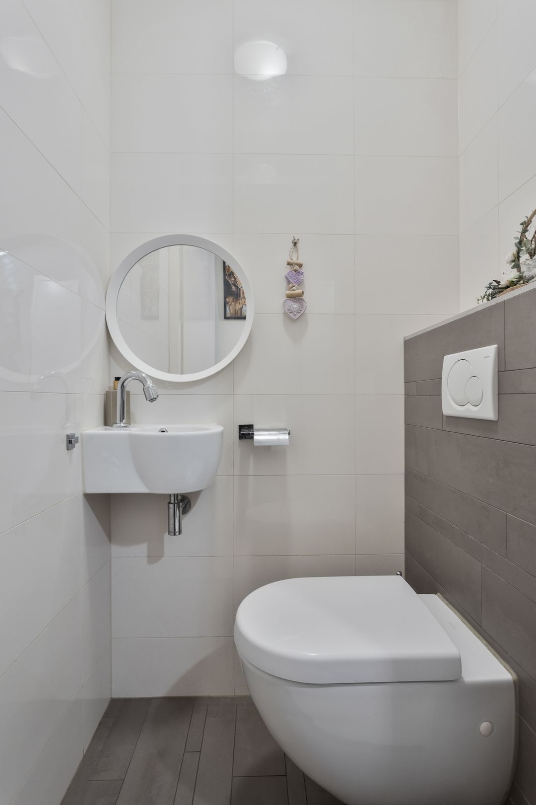Spacious and well-maintained semi-detached house with 5 bedrooms in child-friendly neighborhood — 16