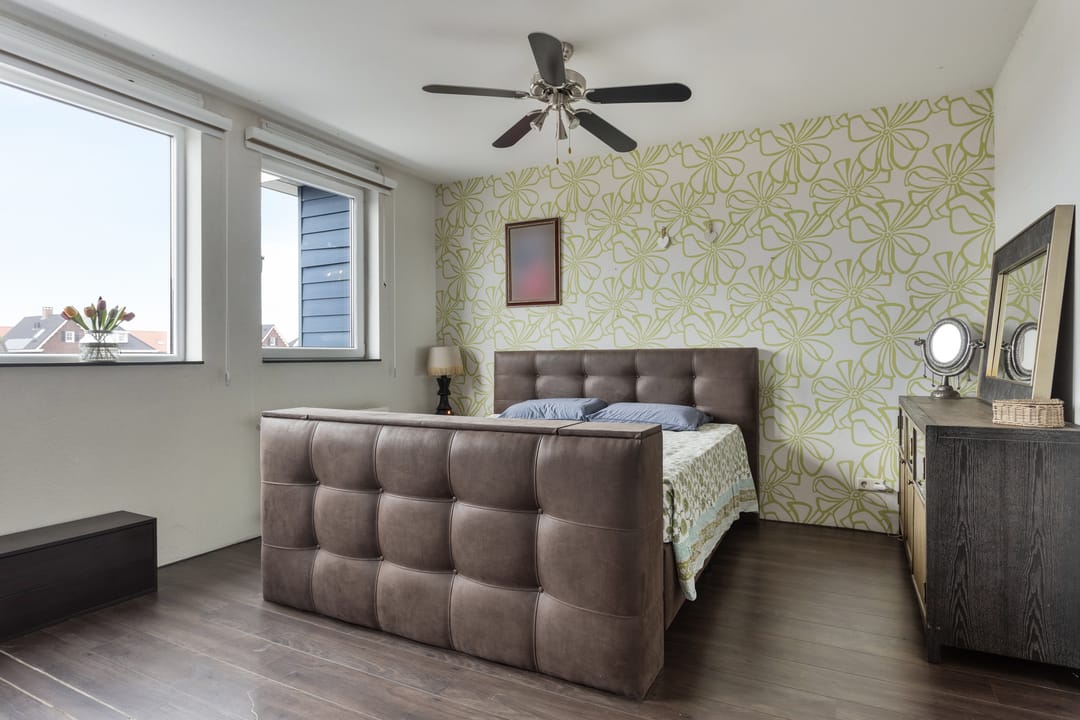 Spacious and well-maintained semi-detached house with 5 bedrooms in child-friendly neighborhood — 17