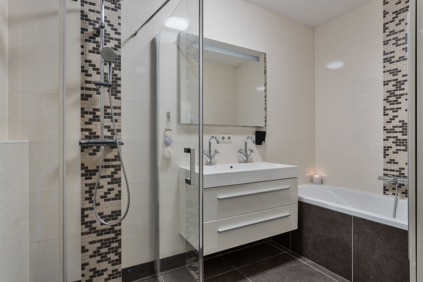 Spacious and well-maintained semi-detached house with 5 bedrooms in child-friendly neighborhood — 19