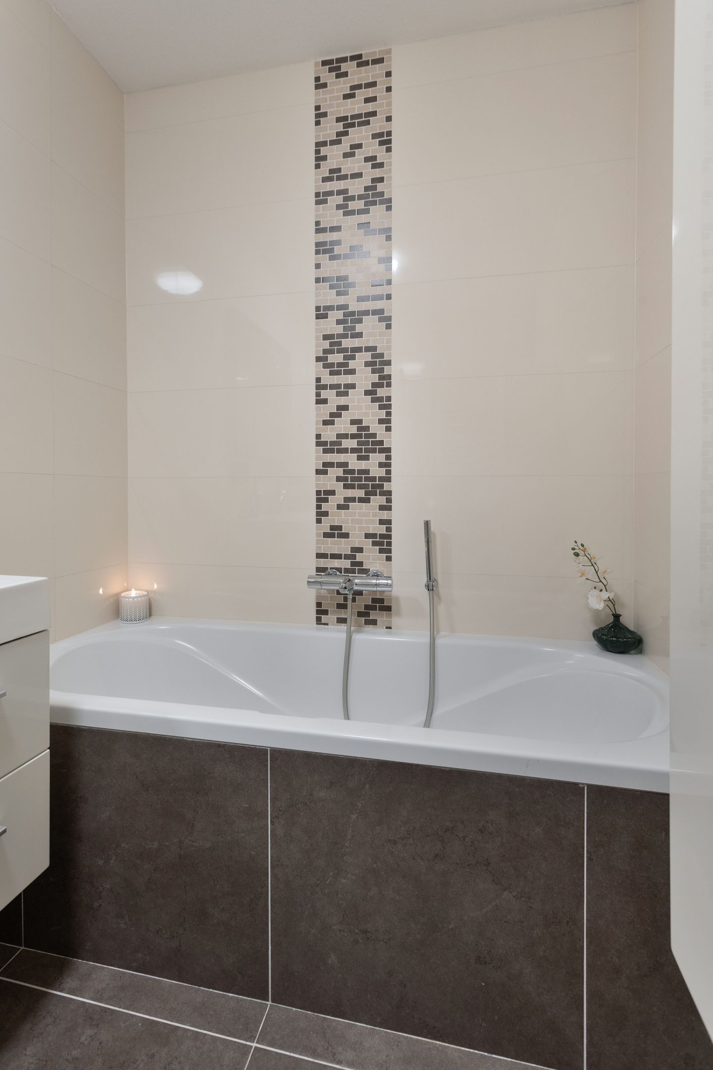 Spacious and well-maintained semi-detached house with 5 bedrooms in child-friendly neighborhood — 20