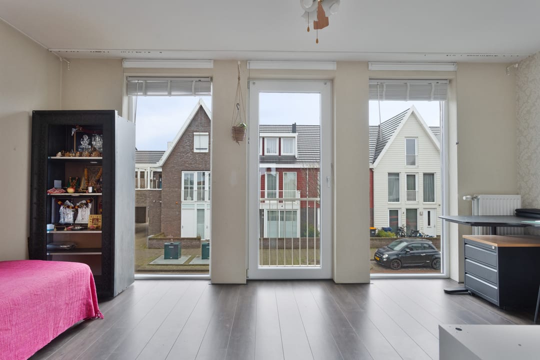 Spacious and well-maintained semi-detached house with 5 bedrooms in child-friendly neighborhood — 22
