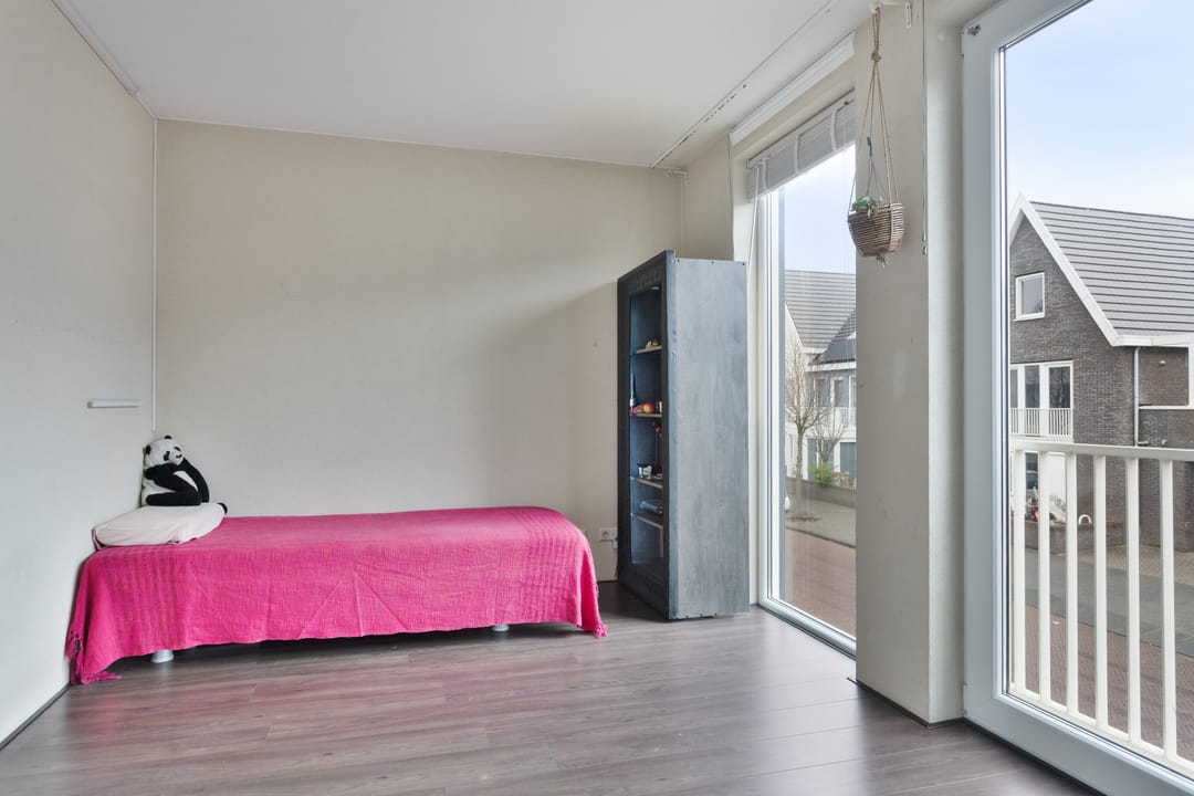 Spacious and well-maintained semi-detached house with 5 bedrooms in child-friendly neighborhood — 23
