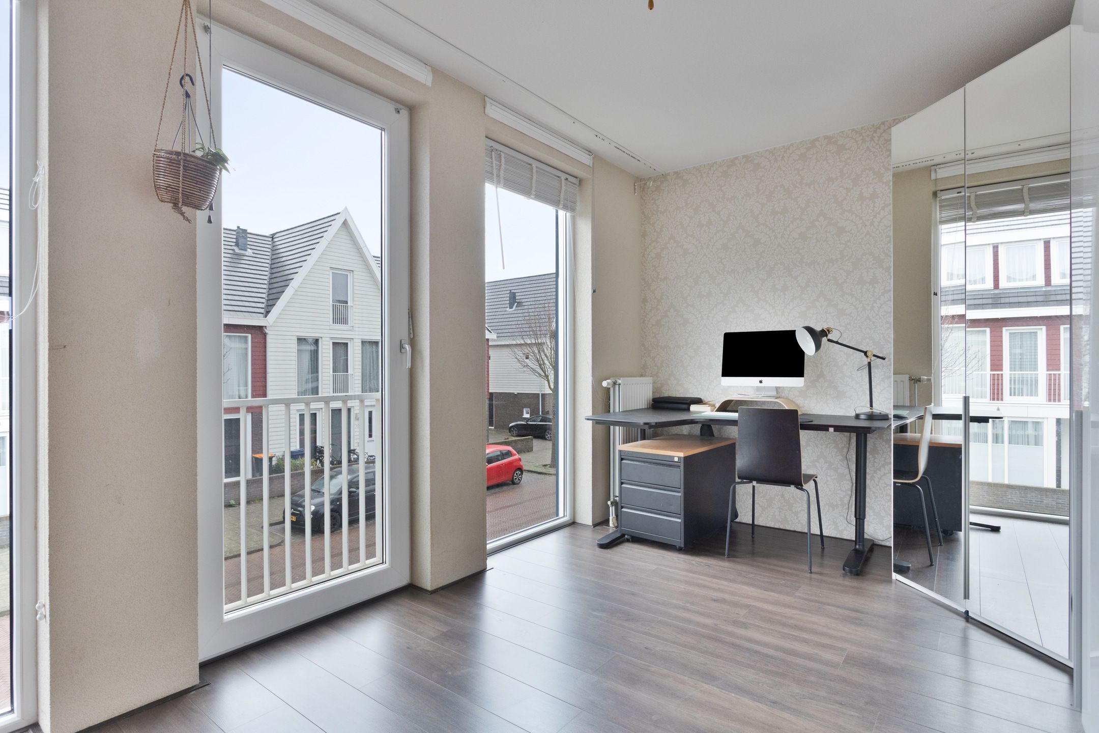 Spacious and well-maintained semi-detached house with 5 bedrooms in child-friendly neighborhood — 24