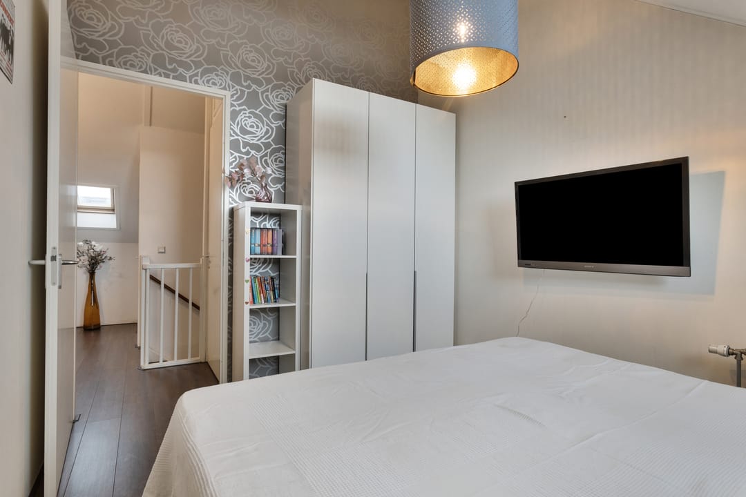 Spacious and well-maintained semi-detached house with 5 bedrooms in child-friendly neighborhood — 26