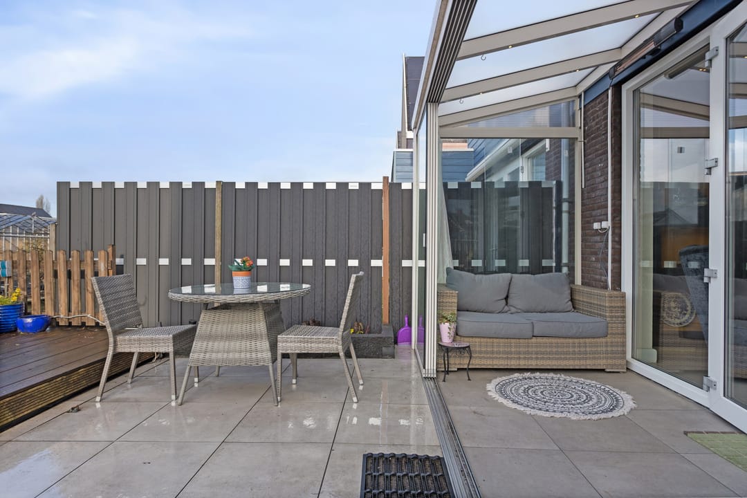 Spacious and well-maintained semi-detached house with 5 bedrooms in child-friendly neighborhood — 31