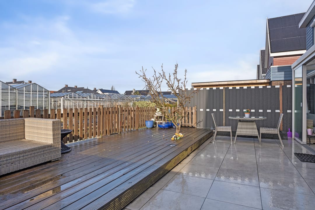 Spacious and well-maintained semi-detached house with 5 bedrooms in child-friendly neighborhood — 36