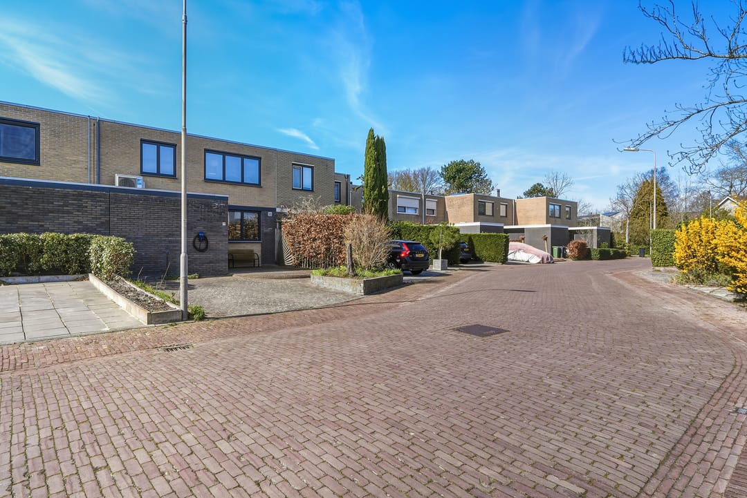 Spacious and move-in ready family home with deep south facing backyard in Griffioen — 31