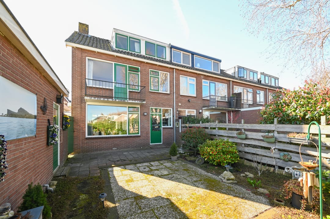 Waterfront family home with private jetty and double garage in Nederhorst den Berg — 30