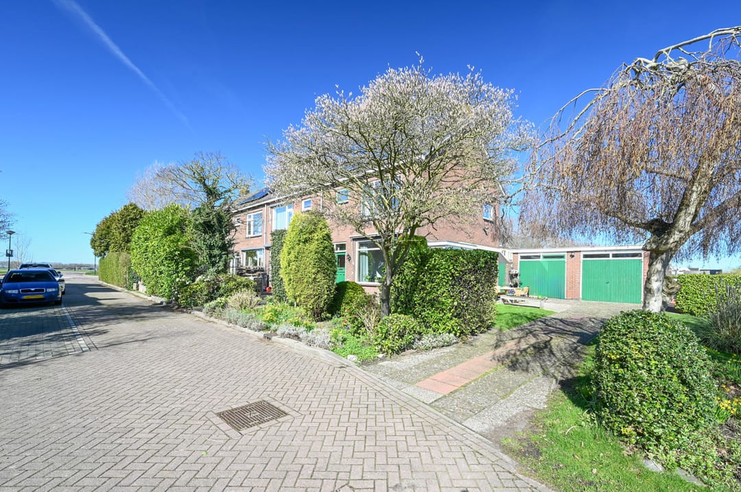 Waterfront family home with private jetty and double garage in Nederhorst den Berg — 35