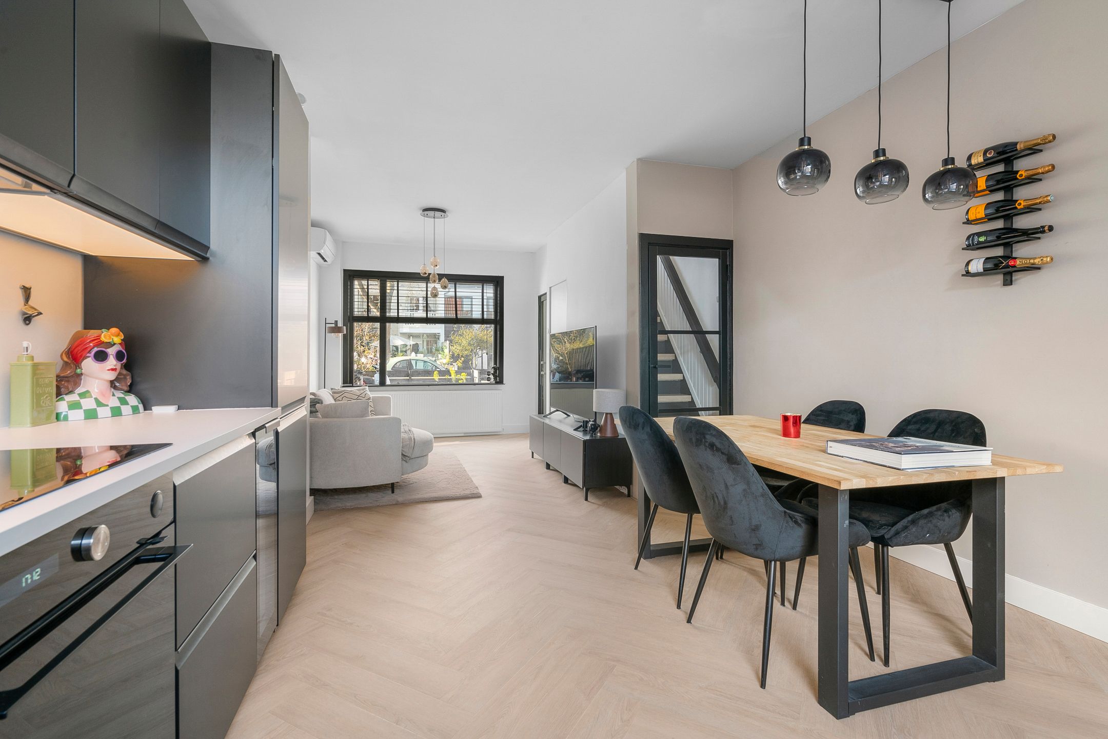Move-in ready 1930s home with modern renovations and sunny garden — 12