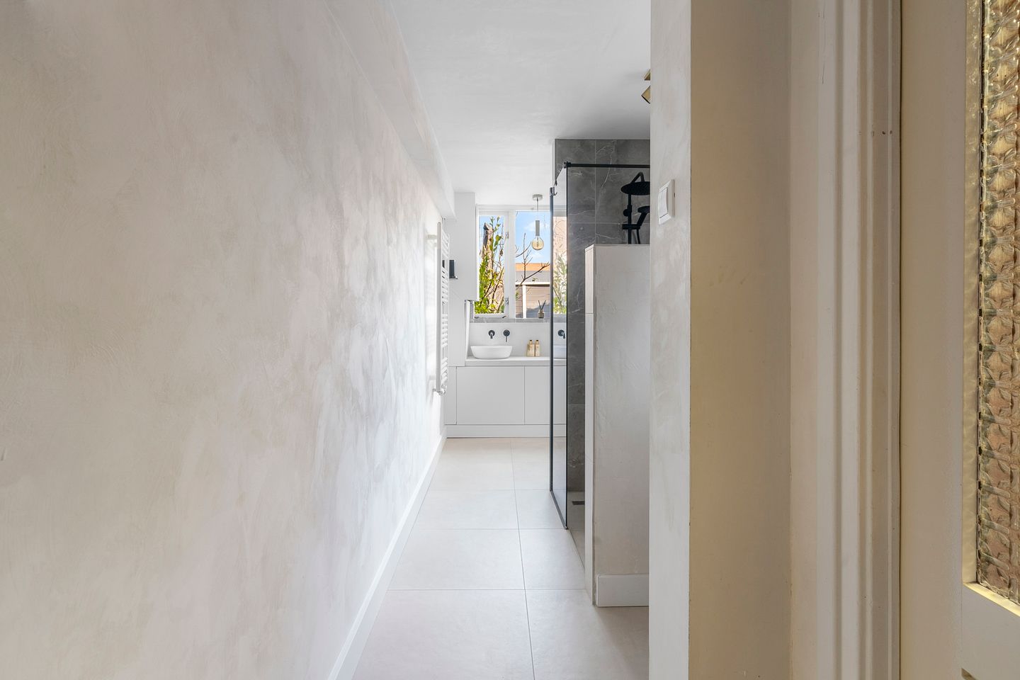 Move-in ready 1930s home with modern renovations and sunny garden — 14