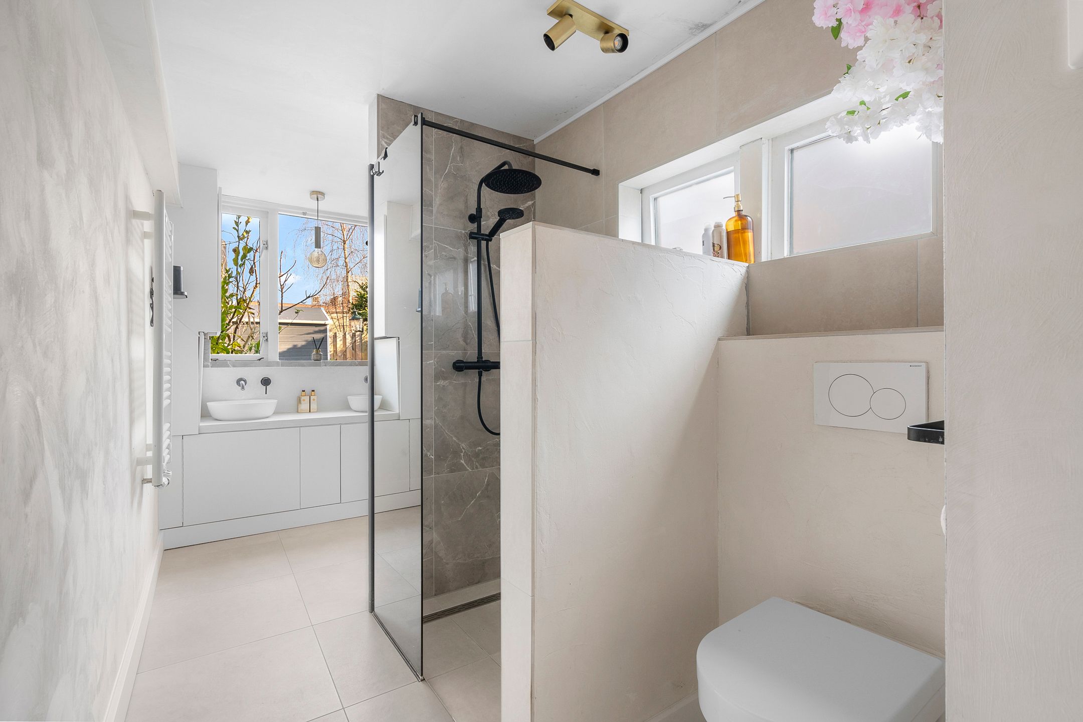 Move-in ready 1930s home with modern renovations and sunny garden — 15