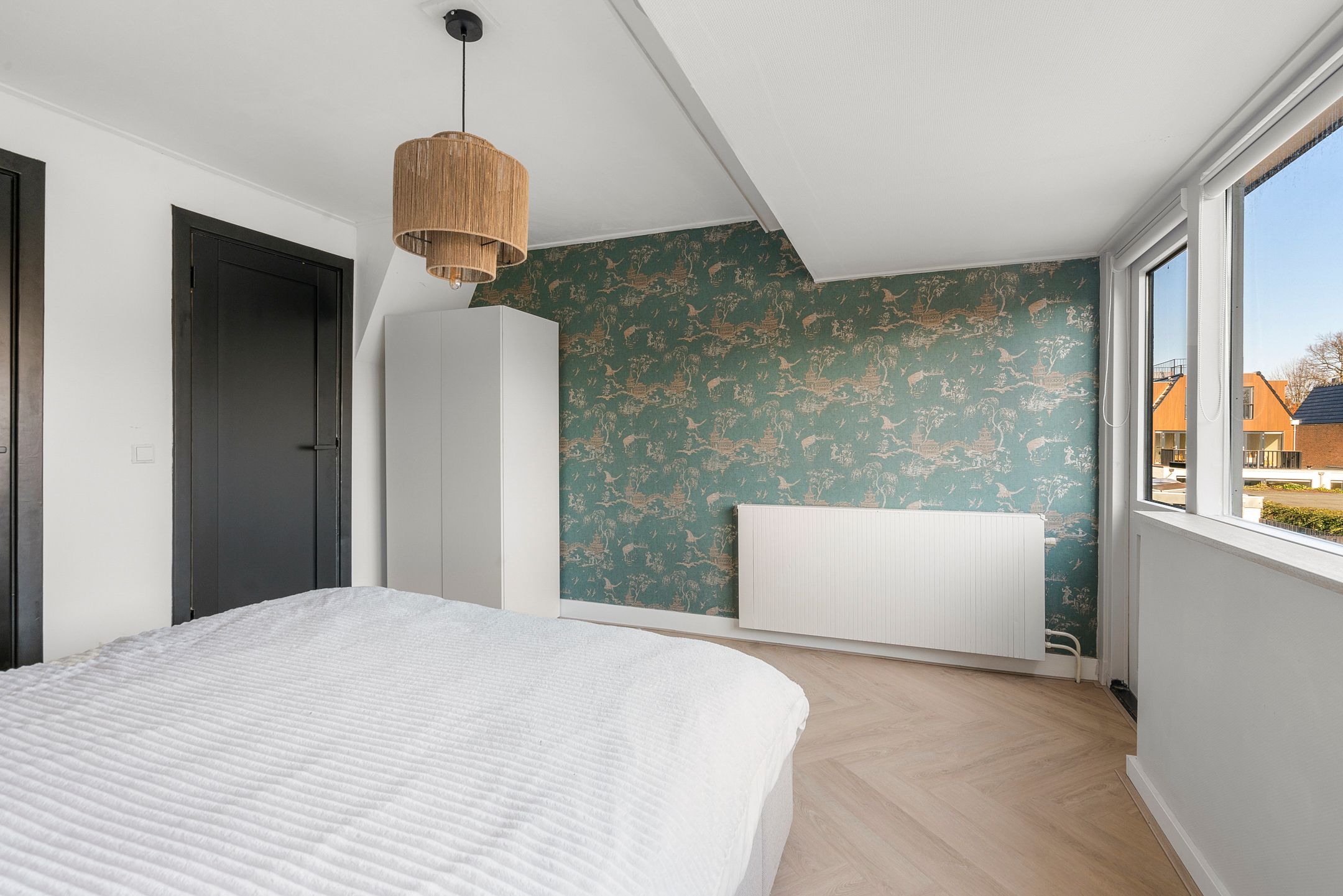 Move-in ready 1930s home with modern renovations and sunny garden — 24