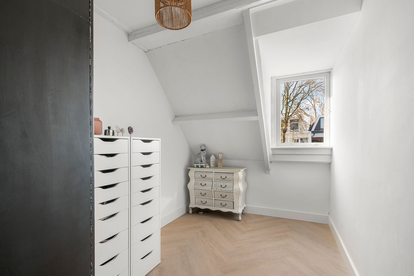 Move-in ready 1930s home with modern renovations and sunny garden — 25