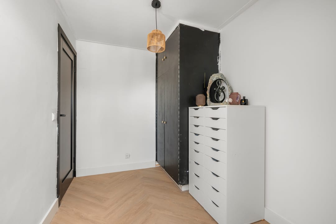 Move-in ready 1930s home with modern renovations and sunny garden — 26