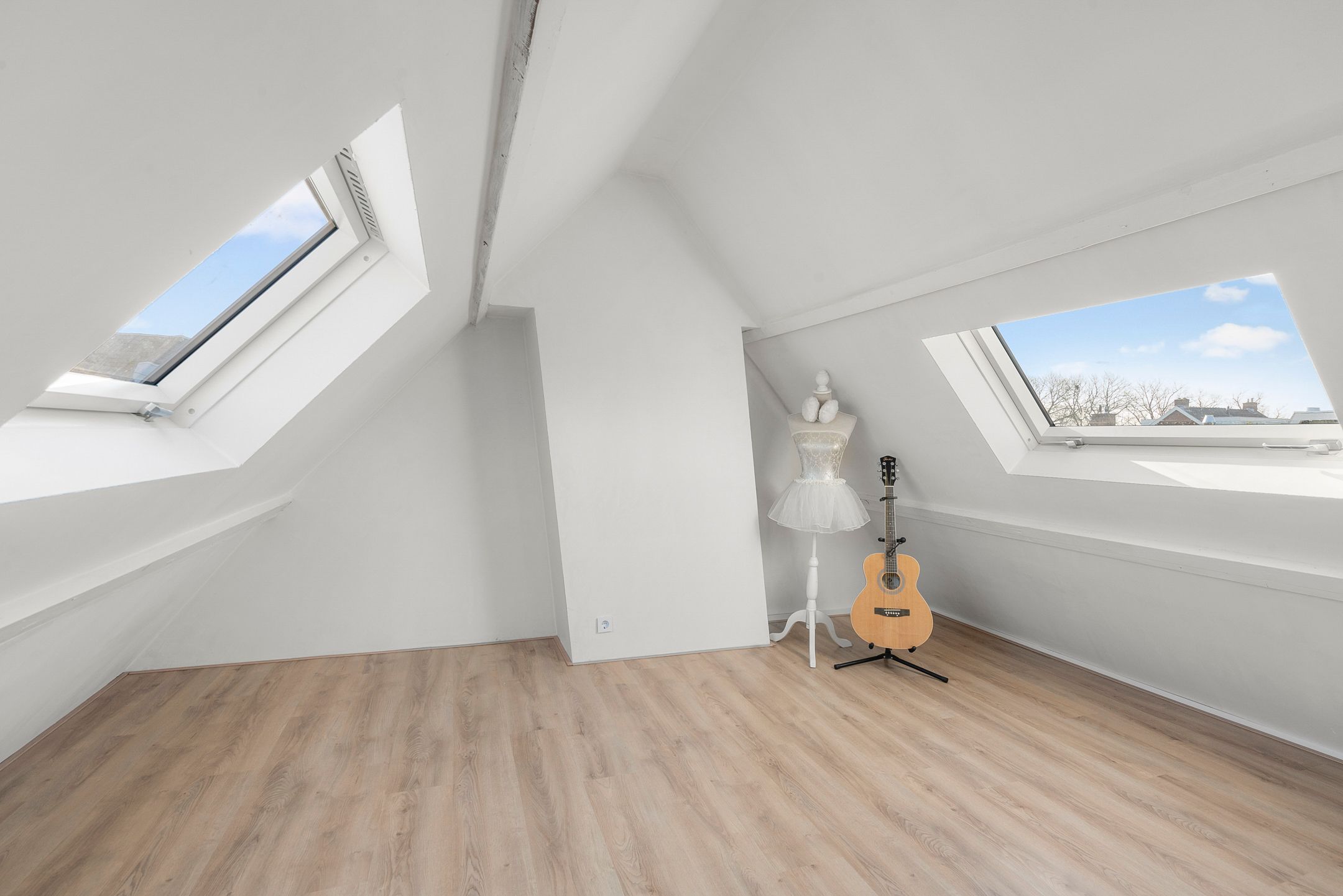 Move-in ready 1930s home with modern renovations and sunny garden — 27