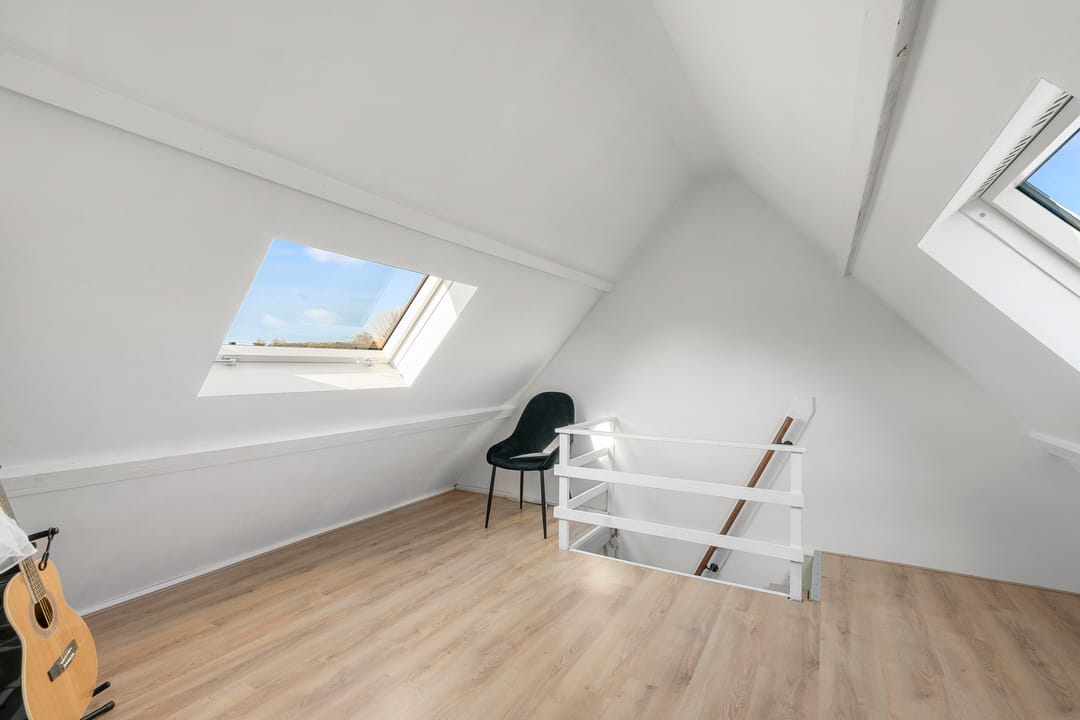 Move-in ready 1930s home with modern renovations and sunny garden — 28