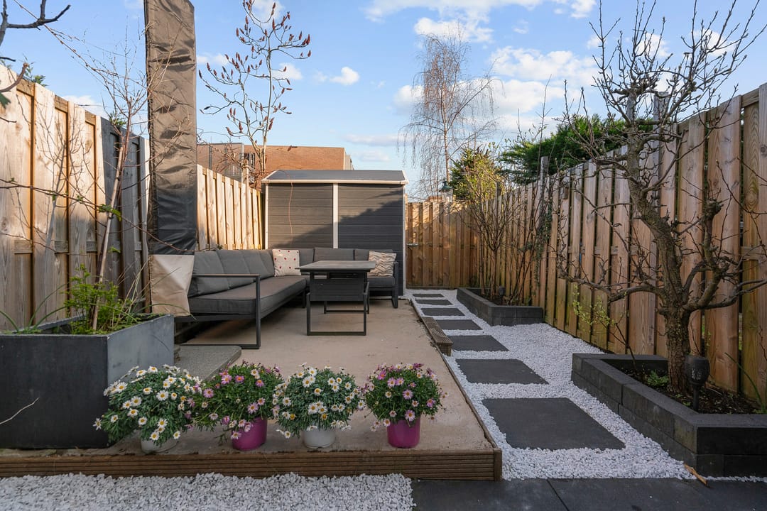 Move-in ready 1930s home with modern renovations and sunny garden — 31