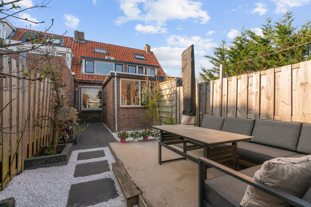 Move-in ready 1930s home with modern renovations and sunny garden — 32