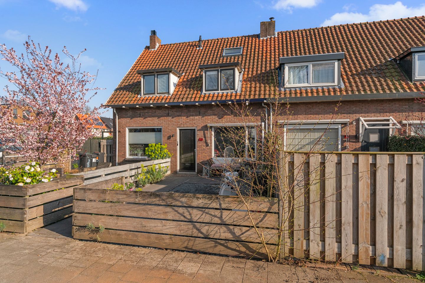 Move-in ready 1930s home with modern renovations and sunny garden — 34