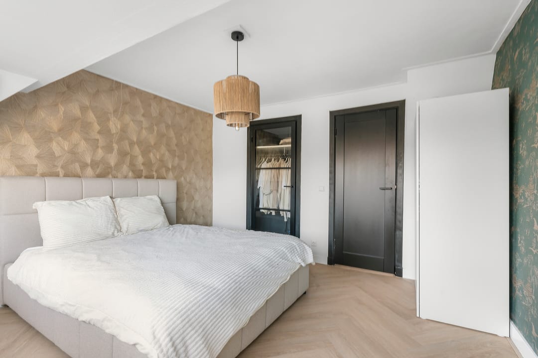 Move-in ready 1930s home with modern renovations and sunny garden — 23