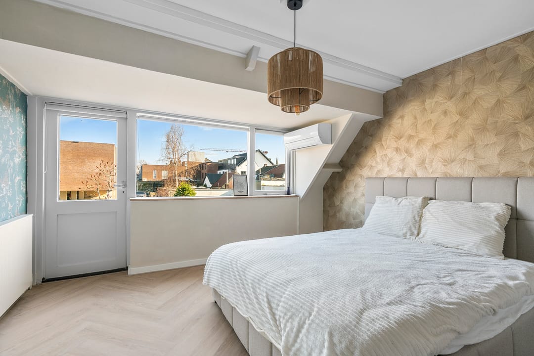 Move-in ready 1930s home with modern renovations and sunny garden — 22