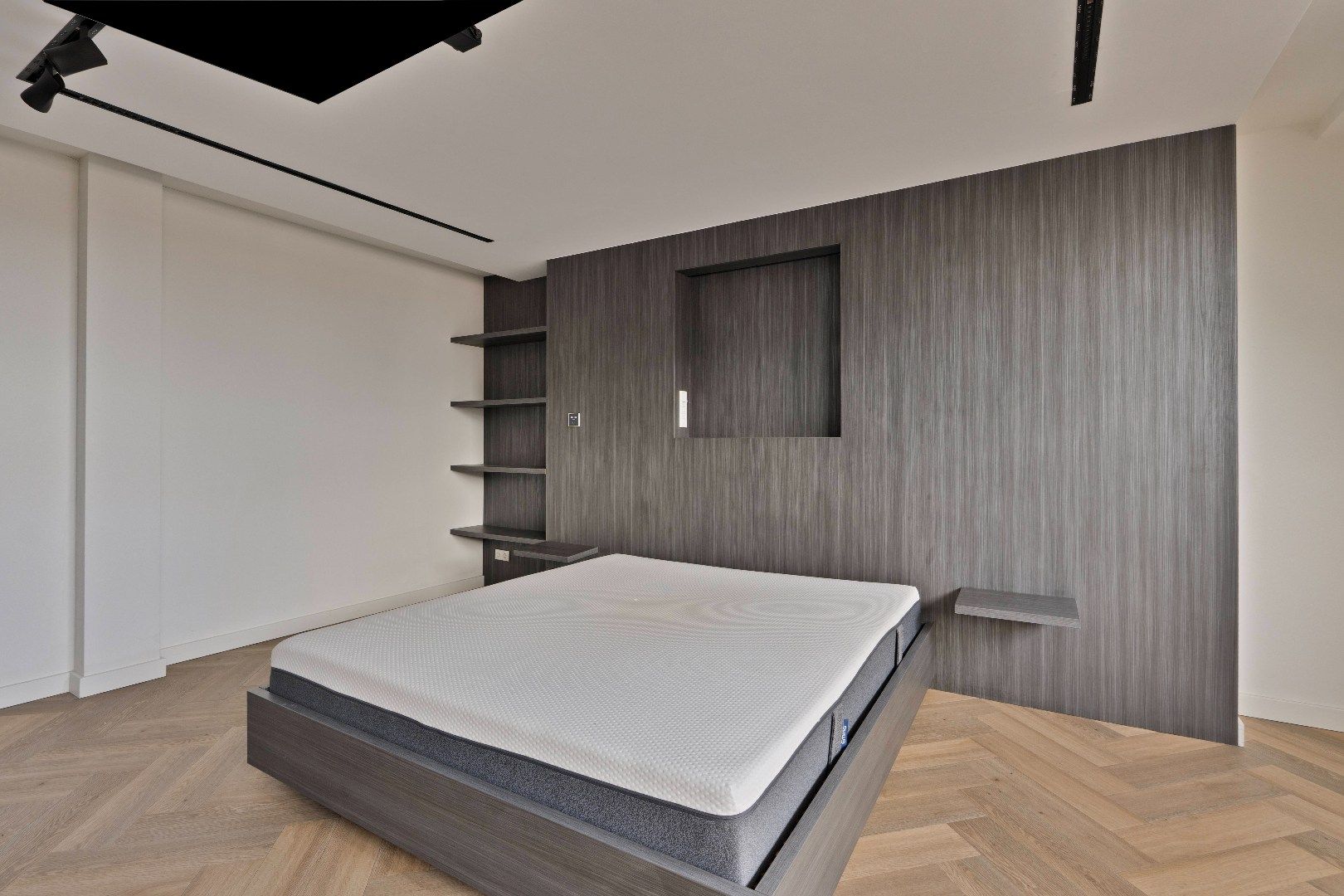 Luxurious Renovated Penthouse in Roermond City Center — 21