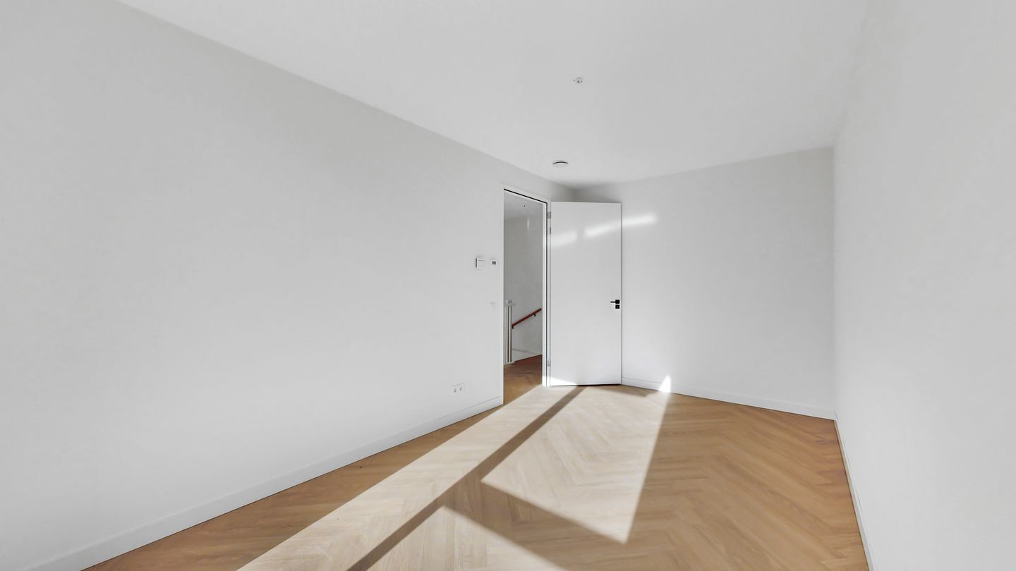 Luxurious New Build Apartment with South-Facing Terrace — 17