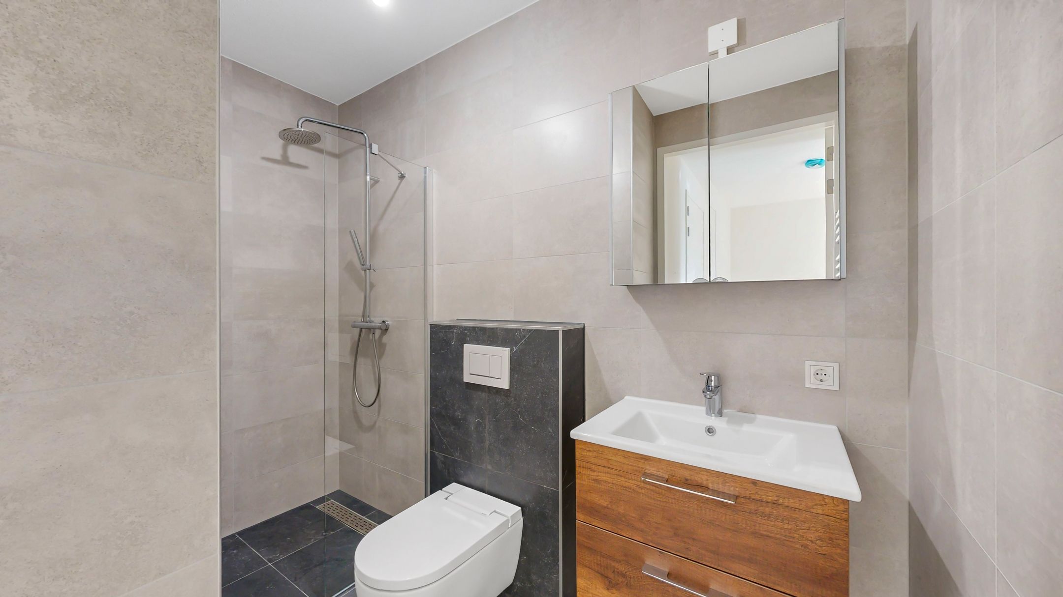 Luxurious New Build Apartment with South-Facing Terrace — 19