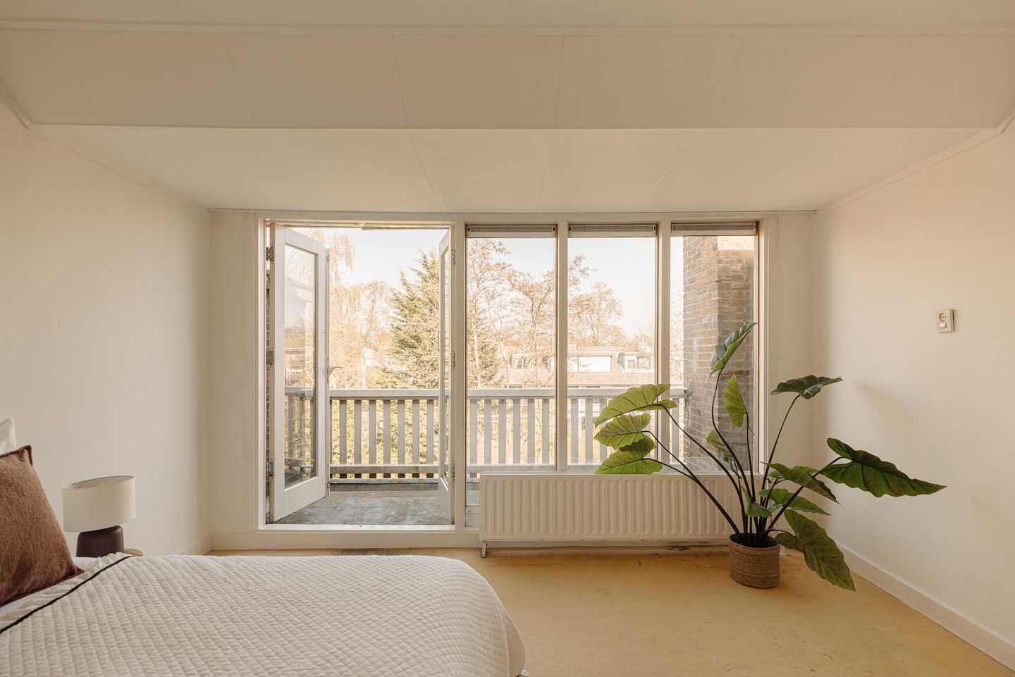 Characteristic extended 1930s mansion with deep garden — 32