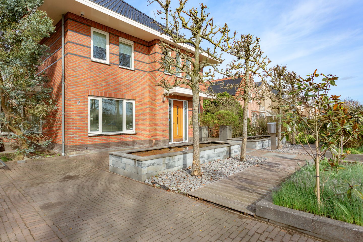 Exclusive Detached Villa with Guesthouse on the Waterfront — 52