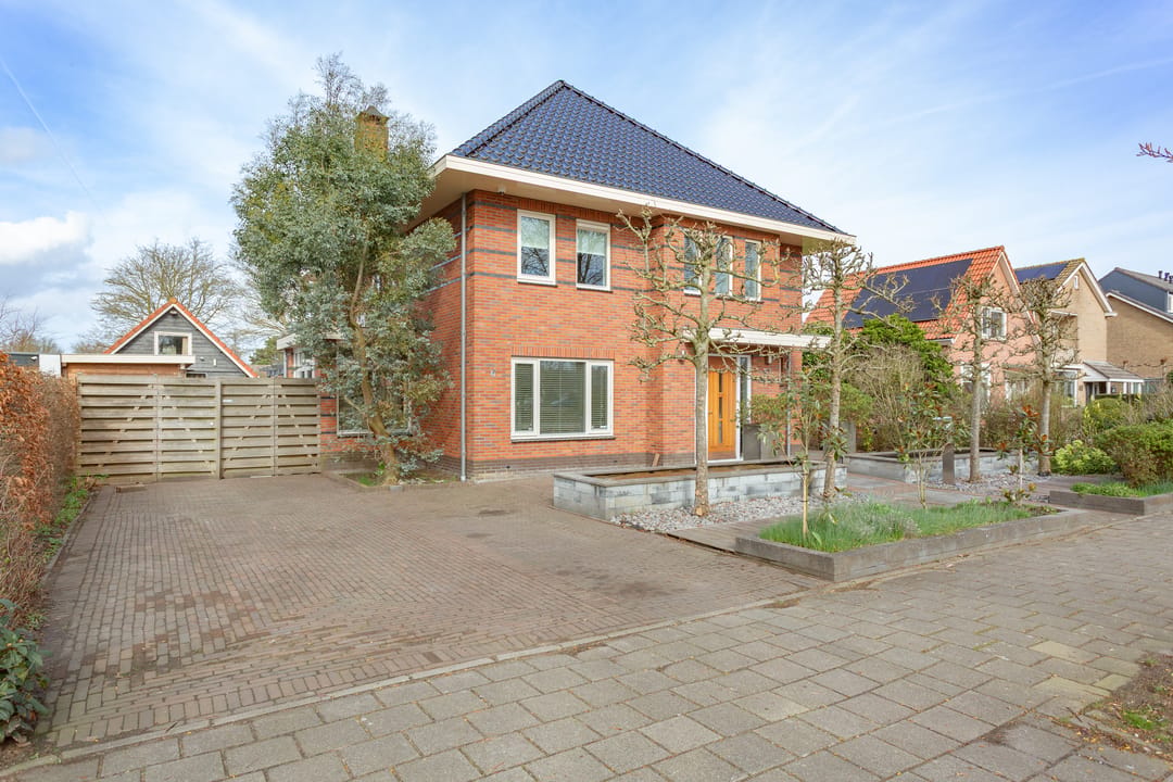 Exclusive Detached Villa with Guesthouse on the Waterfront — 55