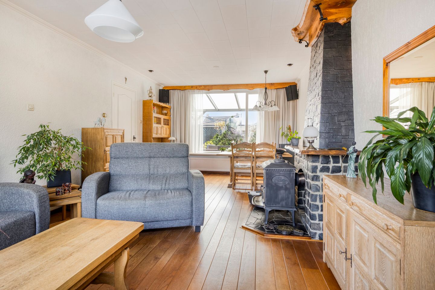 Spacious detached family home with large double garage in central Made — 12