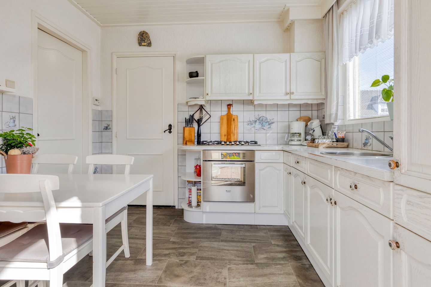 Spacious detached family home with large double garage in central Made — 18