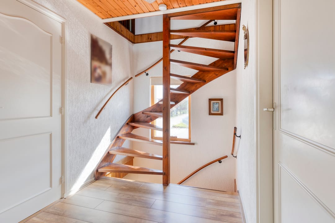 Spacious detached family home with large double garage in central Made — 20