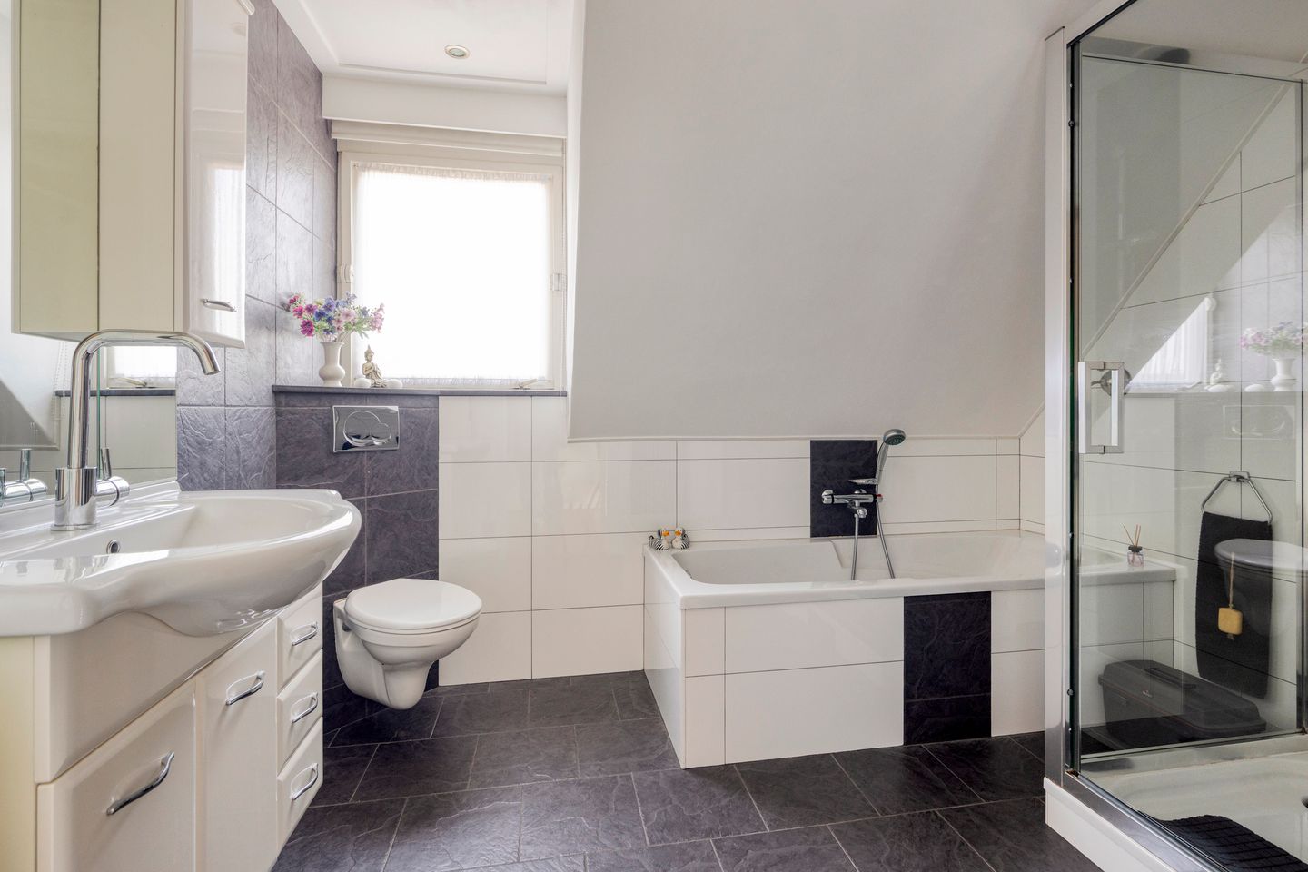 Spacious detached family home with large double garage in central Made — 24