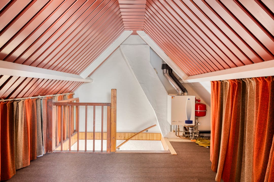 Spacious detached family home with large double garage in central Made — 33