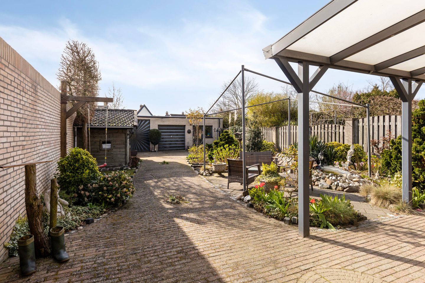Spacious detached family home with large double garage in central Made — 37