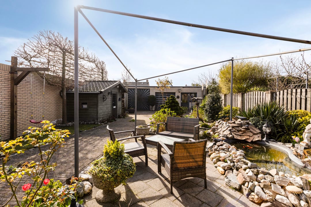 Spacious detached family home with large double garage in central Made — 40