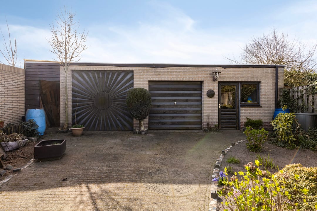 Spacious detached family home with large double garage in central Made — 41