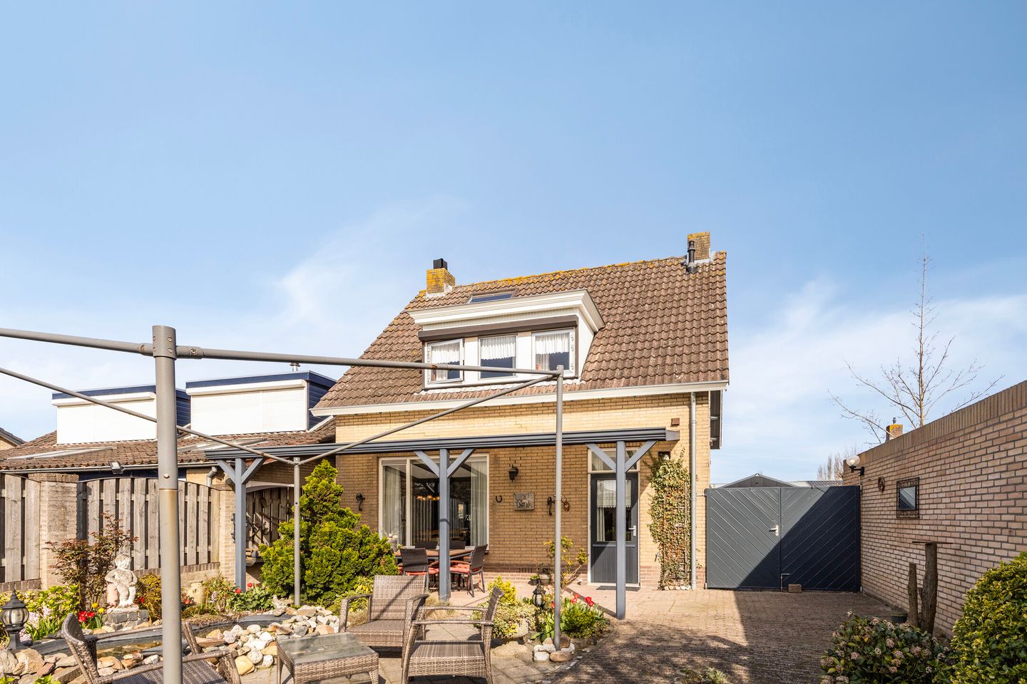Spacious detached family home with large double garage in central Made — 45