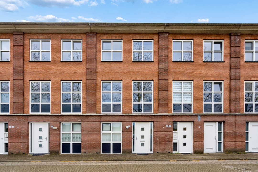 Photo 1 of Edelsteen 66