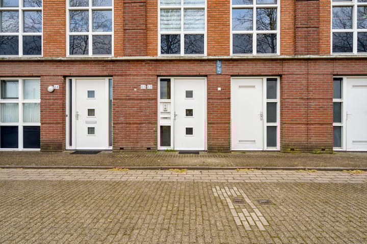 Photo 2 of Edelsteen 66