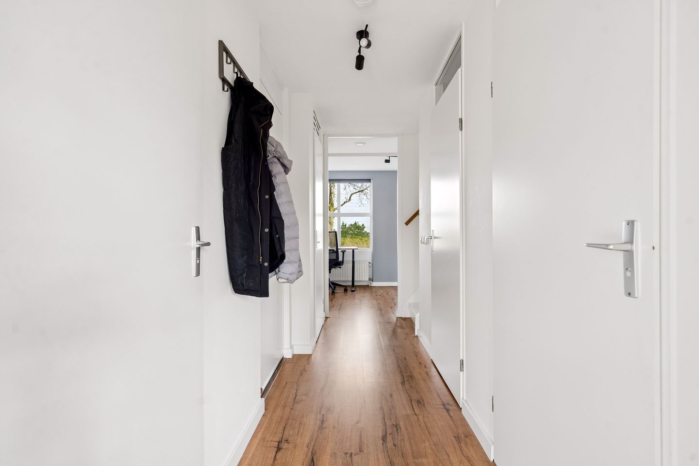 Photo 5 of Edelsteen 66