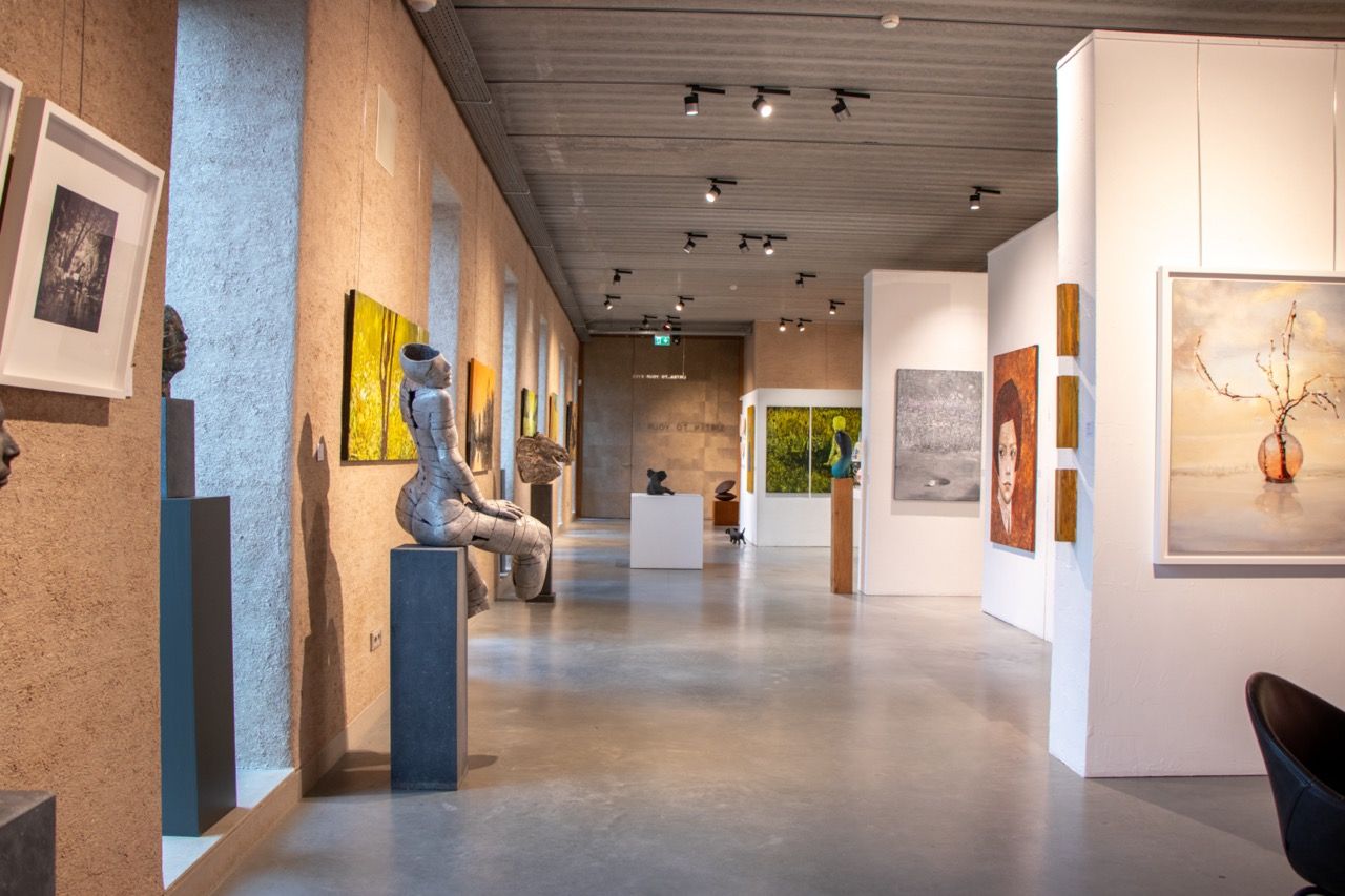 View photo 2 of Hees 4-d