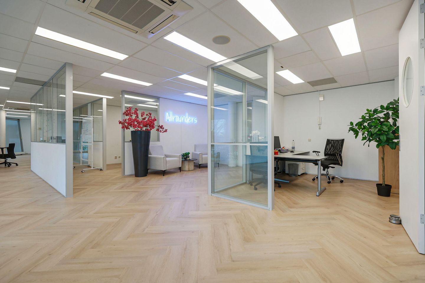 Bekijk foto 2 van Maarssenbroeksedijk 13