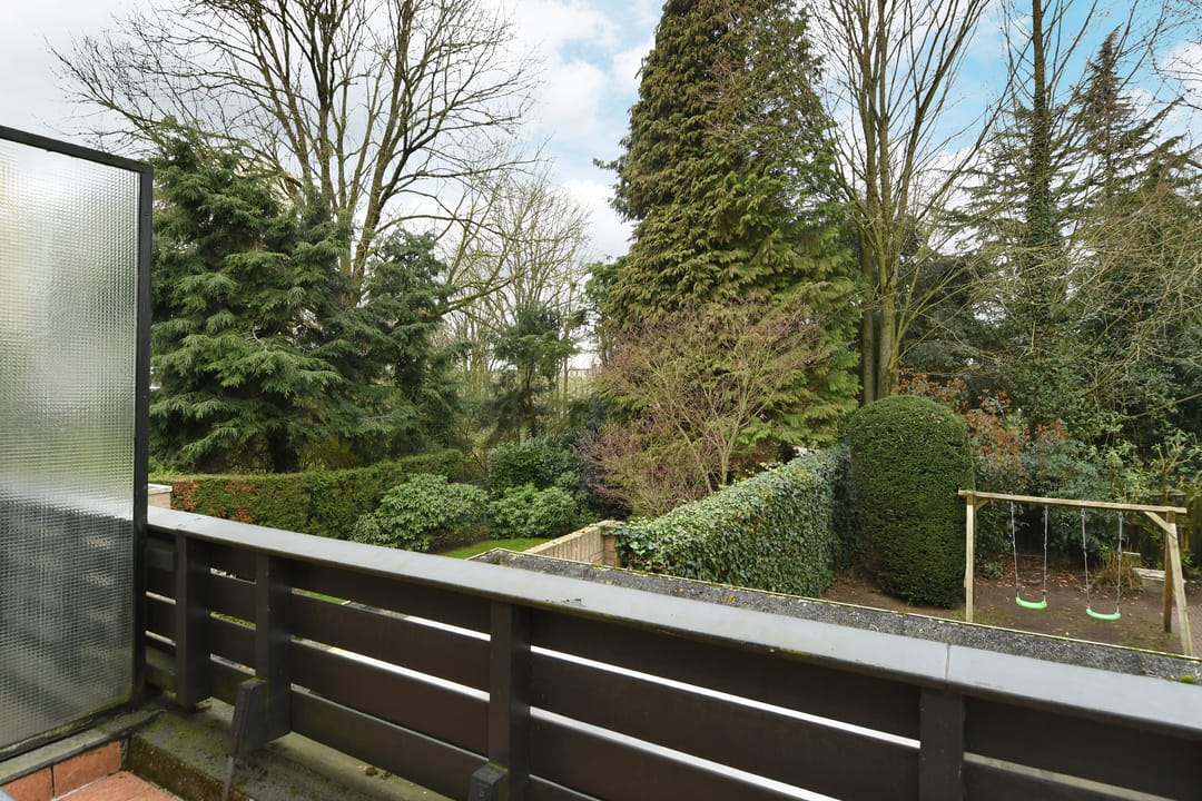 Spacious Extended Semi-Detached House with 5 Bedrooms and Double Garage Space — 21
