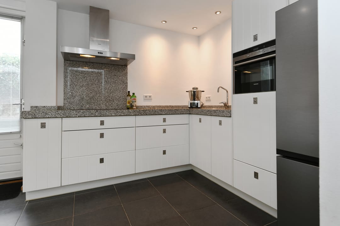 Spacious Extended Semi-Detached House with 5 Bedrooms and Double Garage Space — 17